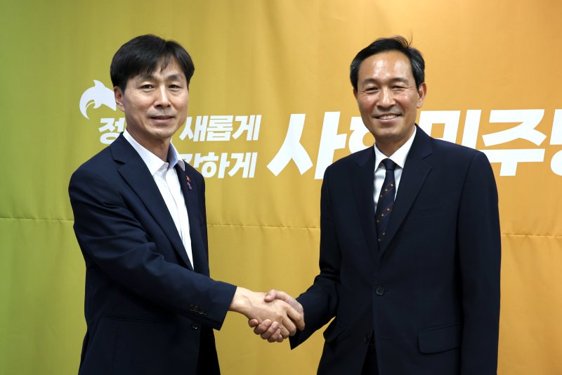 한창민 사회민주당 대표가 12일 오후 서울 여의도 국회를 찾은 우상호 대통령실 정무수석을 접견하며 악수하고 있다. (사회민주당 제공 재판매 및 DB금지)2025.6.12/뉴스1