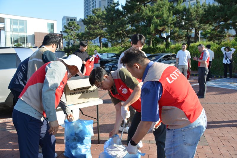 롯데그룹 울산지역 13개 계열사 임직원 강동해변에서 환경정화활동