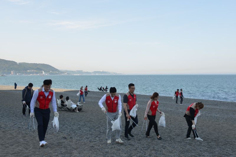 롯데그룹 울산지역 13개 계열사 임직원 강동해변에서 환경정화활동