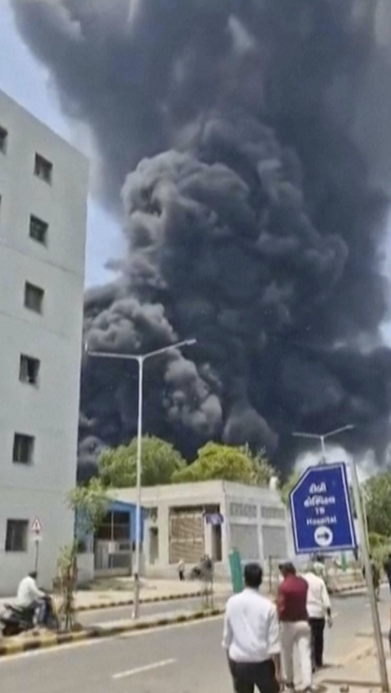 242명 탑승한 런던행 에어인디아 여객기 추락...모디 인도 총리 "신속하고 전면적인 대응" 주문