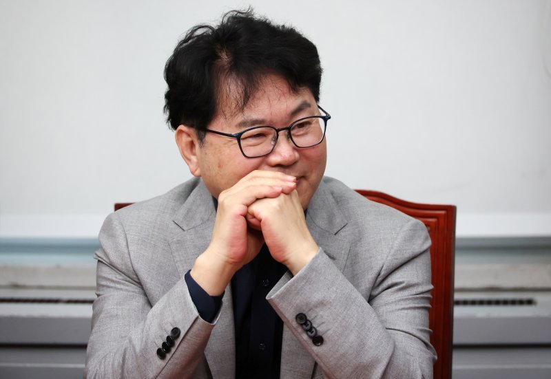 이한주 더불어민주당 민주연구원장이 5일 오전 서울 여의도 국회에서 열린 최고위원회의에서 최고위원 발언을 듣고 있다. /사진=뉴시스