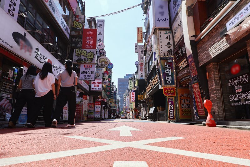 12일 서울 종로구 종각 젊음의 거리 모습. 이날 한국은행에 따르면 올해 1분기 숙박·음식점업의 금융권 대출 잔액이 사상 처음 90조원을 넘어서며 내수 경기 침체 장기화 속 숙박·음식점업 소상공인의 위기가 깊어지고 있다. /사진=뉴시스화상