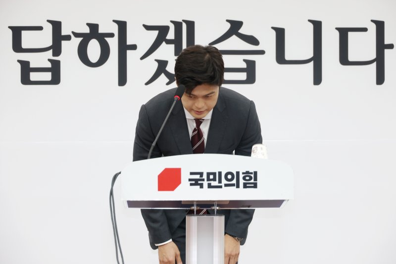 김용태 국민의힘 비상대책카지노 바카라이 12일 오전 서울 여의도 국회에서 '검찰해체 4법'과 관련해 입장을 발표하는 기자회견을 마친뒤 인사하고 있다. 지난 11일 더불어민주당은 검찰청 폐지와 권한 분리를 골자로 한 4개 법안을 발의했다. 2025.6.12/뉴스1 ⓒ News1 이광호 기자