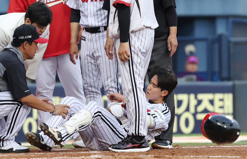 12일 오후 서울 송파구 잠실야구장에서 열린 프로야구 '2025 신한 SOL뱅크 KBO 리그' SSG 랜더스와 LG 트윈스의 경기, 2회말 LG 선두타자 구본혁이 SSG 선발투수 전영준의 투구에 몸에 맞은 뒤 그라운드에 누워 헬멧을 내던지고 있다. 2025.6.12/바카라사이트 총판 승리바카라1 ⓒ News1 이동해 기자