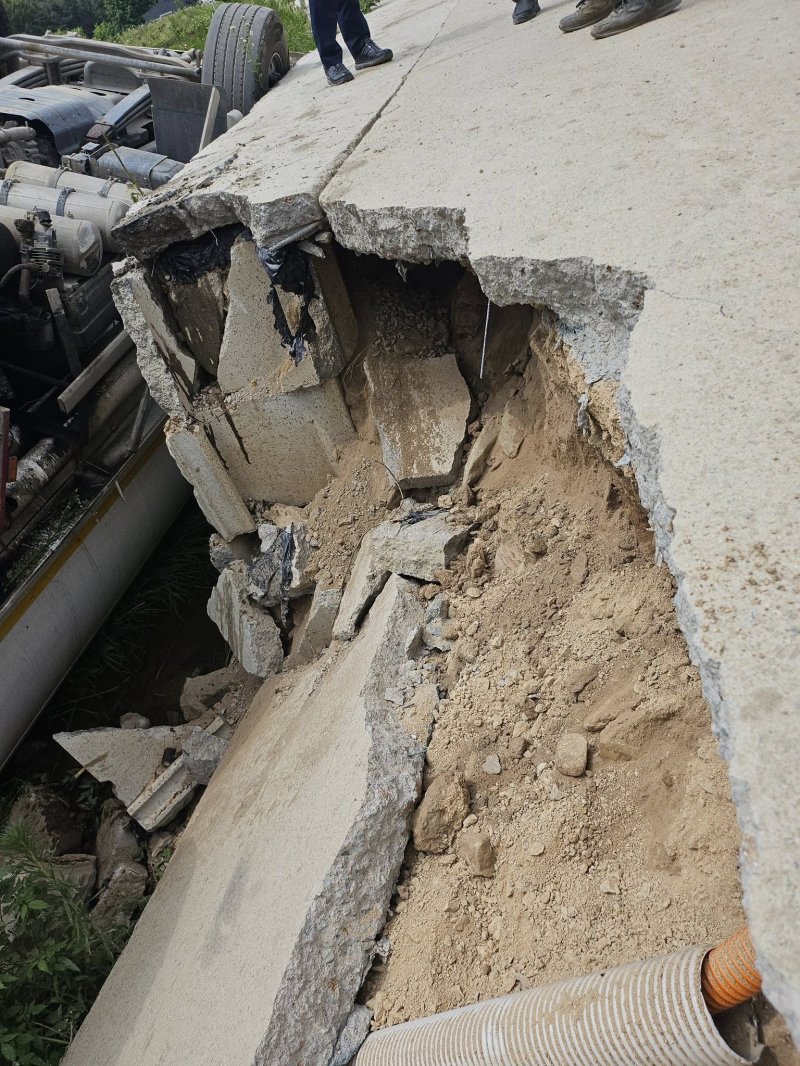 [언성=뉴시스] 안성시 고삼면 쌍지리 소재 제방도로 하부가 유실돼 시멘트 도로가 파손된 모습 (사진=안성시의회 제공) 2025.06.12.photo@newsis.com