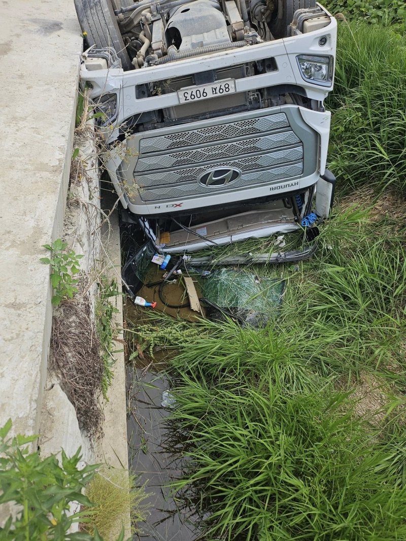[안성=뉴시스] 안성시 고삼면 쌍지리 소재 제방도로를 지나던 트럭이 도로가 파손되면서 전복된 모습 (사진=안성시의회 제공) 2025.06.12.photo@newsis.com