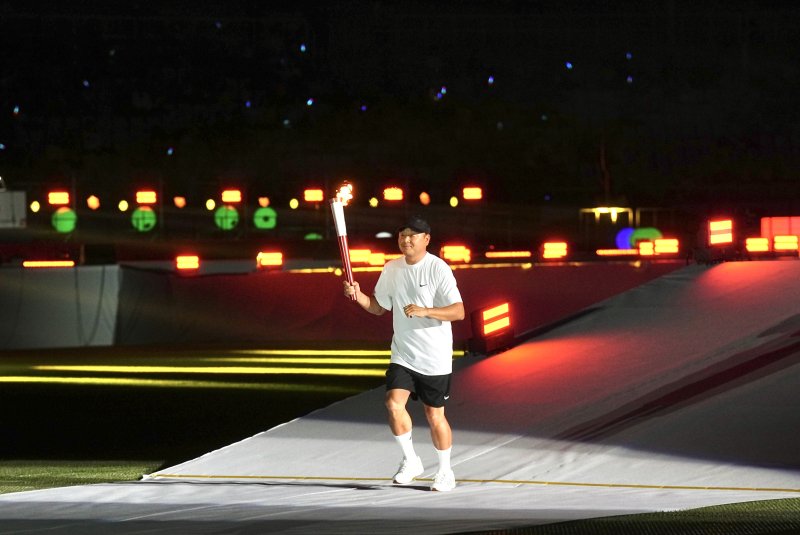 성화봉송하는 마라토너 이봉주.(천안시청 제공. 재판매 및 DB금지)