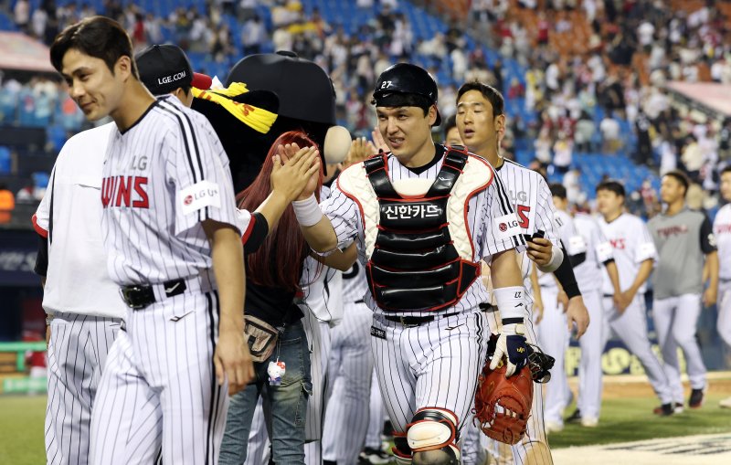 12일 오후 서울 송파구 잠실야구장에서 열린 프로야구 '2025 신한 SOL뱅크 KBO 리그' SSG 랜더스와 LG 트윈스의 경기에서 8대6으로 승리를 거둔 LG 선수들이 기쁨을 나누고 있다. 2025.6.12/바카라 룰1 ⓒ News1 이동해 기자