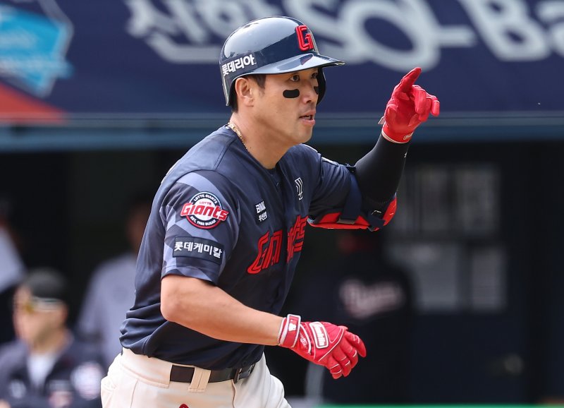 27일 서울 송파구 잠실야구장에서 열린 프로야구 '2025 신한 SOL 뱅크 KBO리그' 롯데 자이언츠와 두산 베어스의 경기, 5회초 1사 주자없는 상황에서 롯데 전준우가 솔로홈런을 치고 기뻐하고 있다. 2025.4.27/뉴스1 ⓒ News1 김도우 기자