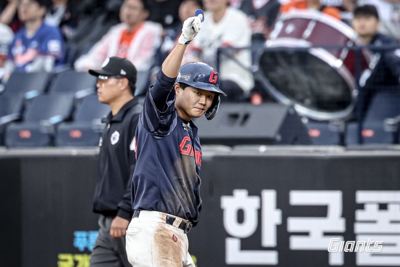 [서울=뉴시스] 프로야구 롯데 자이언츠의 손호영이 24일 대전 한화생명볼파크에서 열린 2025 신한 쏠뱅크 KBO리그 한화 이글스와의 경기에서 10회 역전 결승타를 친 뒤 세리머니를 펼치고 있다. (사진=롯데 자이언츠 제공) 2025.05.24. *재판매 및 DB 금지