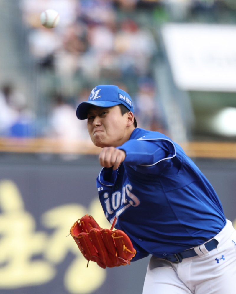 [서울=뉴시스] 추상철 기자 = 30일 오후 서울 송파구 잠실야구장에서 열린 2025 KBO리그 삼성라이온즈와 LG트윈스의 경기, 삼성 선발투수 이승현이 역투하고 있다. 2025.05.30. scchoo@newsis.com