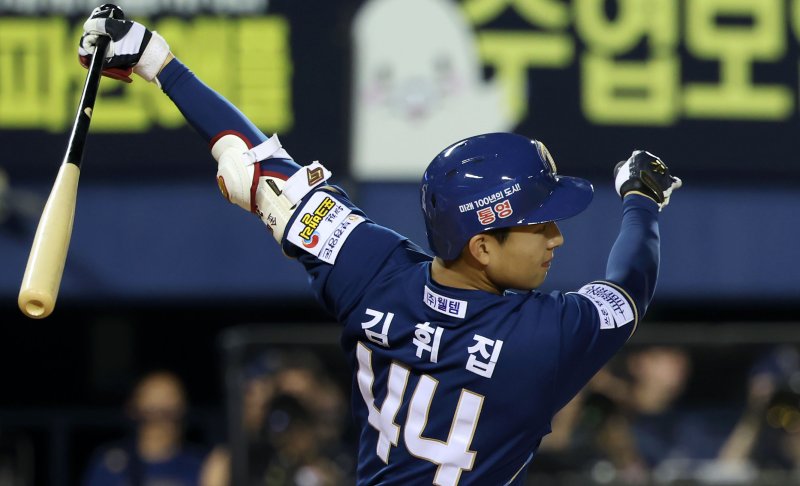 [서울=뉴시스] 홍효식 기자 = 18일 서울 송파구 잠실야구장에서 열린 2024 KBO리그 NC 다이노스와 두산 베어스의 경기, 7회초 무사 3루 NC 김휘집이 1타점을 치고 있다. 2024.06.18. yesphoto@newsis.com