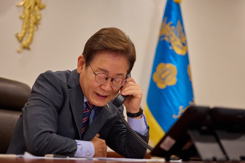 이재명 대통령이 12일 서울 용산구 대통령실 청사 집무실에서 르엉 끄엉 베트남 국가주석과 전화 통화를 하고 있다. (대통령실 제공. 재판매 및 DB 금지) 2025.6.12/뉴스1 ⓒ News1 박지혜 기자