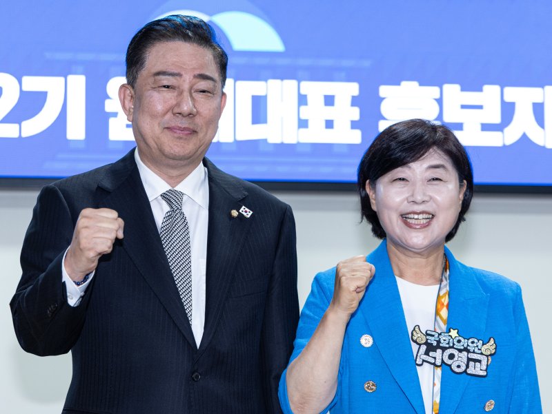 김병기·서영교 더불어민주당 원내바카라사이트 추천 후보가 10일 오후 서울 여의도 국회 의원회관에서 열린 제22대 국회 민주당 제2기 원내바카라사이트 추천 선출 합동토론회에서 포토타임을 갖고 있다. 2025.6.10/바카라사이트 추천1 ⓒ News1 이재명 기자