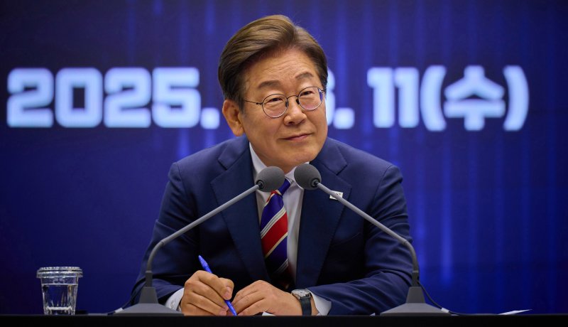 이재명 대통령이 지난 11일 서울 영등포구 한국거래소에서 열린 주식시장 불공정거래 근절을 위한 현장 간담회에서 참석자의 질문을 경청하고 있다. (이재명 대통령 SNS. 재판매 및 DB 금지) 2025.6.12/뉴스1 ⓒ News1 박지혜 기자