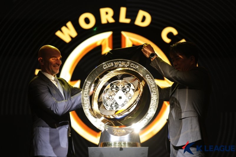 FIFA 클럽 월드컵 트로피 국내 첫 공개 (서울=연합뉴스) 6일 경기도 성남 네이버 1784 사옥에서 열린 국제축구연맹(FIFA) 2025 클럽 월드컵 트로피 제막식에서 트로피가 공개되고 있다. FIFA는 대회 홍보 취지로 트로피 투어를 진행하고 있다. 지난달 미국 뉴욕에서 출발해 140일 동안 전 세계 29개 도시를 방문하는 일정으로, 우리나라에서는 이날 최초로 베일을 벗었다. 2025.3.6 [한국프로축구연맹 제공. 재판매 및 DB 금지] photo@yna.co.kr/2025-03-06 18:13:41/<저작권자 ⓒ 1980-