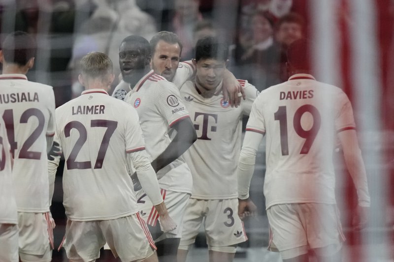 [뮌헨=AP/뉴시스] 바이에른 뮌헨의 김민재(오른쪽 두 번째)가 26일(현지시각) 독일 뮌헨의 알리안츠 아레나에서 열린 2024-25 유럽축구연맹(UEFA) 챔피언스리그(UCL) 리그 페이즈 5차전 파리 생제르맹(PSG, 프랑스)과 경기 전반 38분 선제 결승 골을 넣고 동료들의 축하를 받고 있다. 뮌헨은 김민재의 UCL 무대 데뷔골로 이강인이 후반 교체 투입된 PSG에 1-0 승리를 거두고 리그 페이즈 11위(승점 9)로 올라섰다. 2024.11.27.