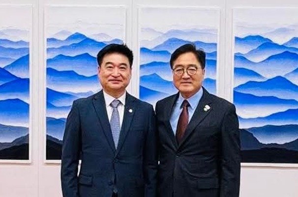 최혁진 더불어민주당 국회해외 바카라 사이트(비례)이 최근 국회에서 비례대표 해외 바카라 사이트 승계 후 우원식 국회의장을 만난 모습. (최혁진 더불어민주당 국회해외 바카라 사이트 페이스북 갈무리. 재판매 및 DB금지) 2025.6.12/뉴스1