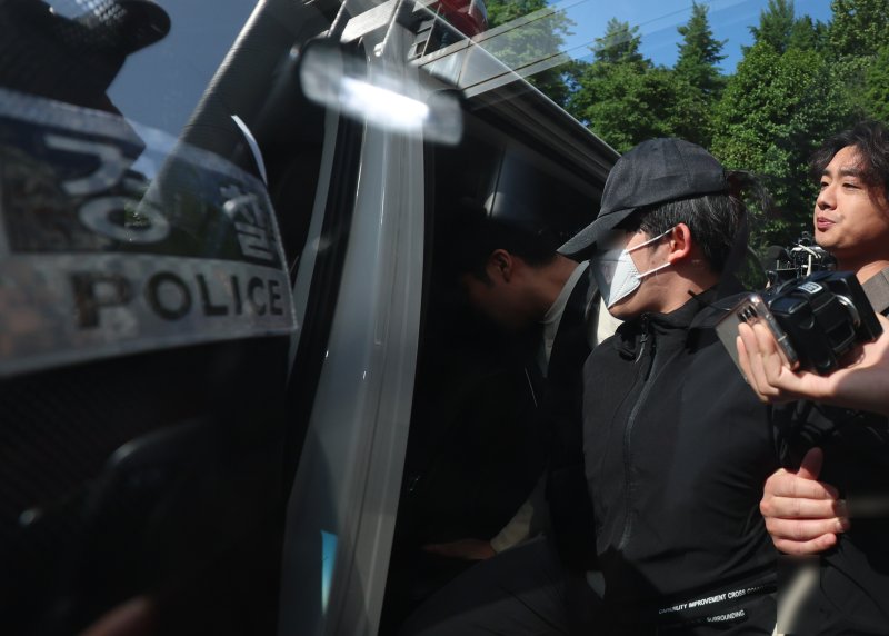 [서울=뉴시스] 서울 강남역 인근 건물 옥상에서 여자친구에게 흉기를 휘둘러 바카라사이트 윈윈한 혐의로 1심에서 징역형을 선고받은 의대생의 항소심 선고가 13일 나온다. 사진은 최모씨가 지난해 5월 서울 서초구 서초경찰서에서 서울중앙지검으로 송치되고 있는 모습. (사진=뉴시스DB) 2024.05.14.