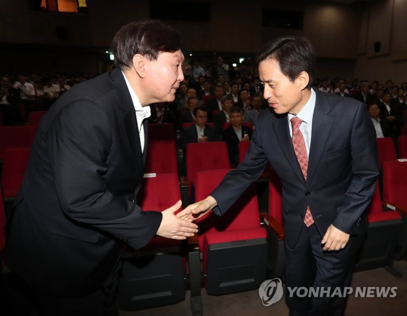 2017년 8월 서울고검장 취임식에서 윤석열 당시 중앙지검장(왼쪽)과 악수하는 조은석 내란특검 (출처=연합뉴스)