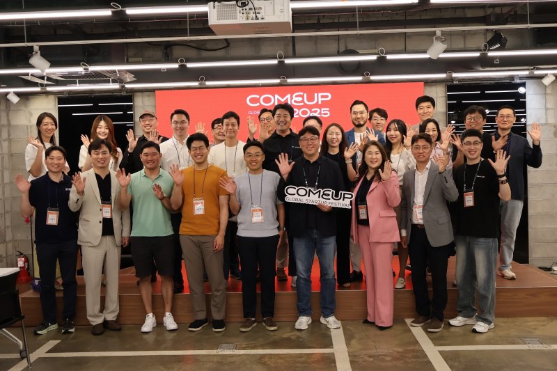 팁안전한 바카라사이트운에서 '안전한 바카라사이트 2025' 자문위원회가 킥오프 미팅 기념촬영을 하고 있다.(벤처기업협회 제공)