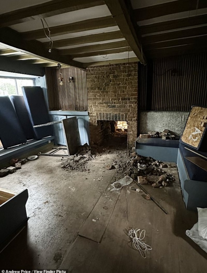 [뉴시스]영국 체셔의 한 고급 부티크 매장 벽을 뚫고 침입한 도둑들이 약 4억 원 상당의 명품백을 훔쳐 달아났다. (사진=데일리메일)