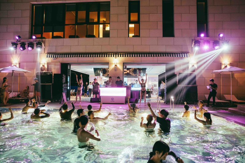 파라다이스시티, 뉴트로 콘셉트로 '2025 씨메르 풀파티' 연다