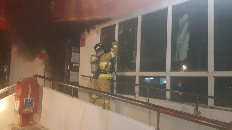 지난 12일 밤 제주 추자도우체국에서 화재 사고가 발생했다.(제주도소방안전본부 제공. 재판매 및 DB 금지)