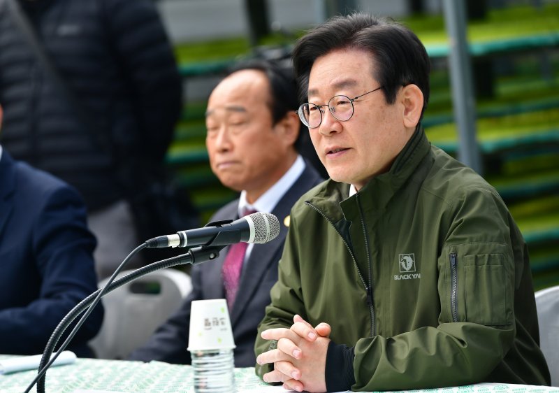 [나주=뉴시스] 이영주 기자 = 이재명 더불어민주당대표가 7일 오후 전남 나주시 노안농협육묘장에서 열린 양곡관리법 재안전 바카라사이트 결의를 위한 현장 논민 간담회에 참여하고 있다. 2023.04.07. leeyj2578@newsis.com