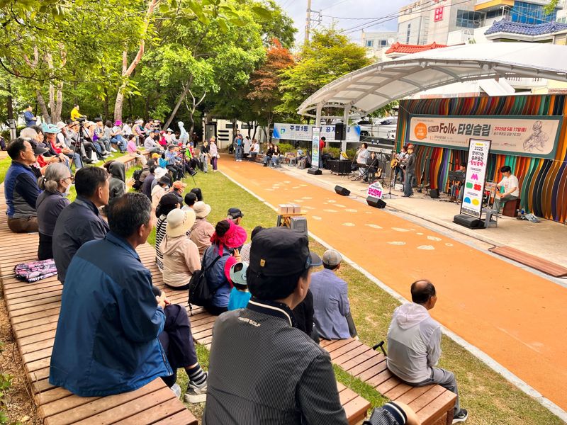광주광역시가 나들이 가기 좋은 6월을 맞아 시민들이 일상에서 문화예술을 즐길 수 있도록 도심 곳곳에서 다양한 문화예술행사를 개최하고 있다. 사진은 매주 토요일 지역 곳곳을 찾아 문화공연을 펼치며 일상에 지친 시민들에게 힐링과 휴식을 선물하는 '당신 곁에 찾아가는 문화공연' 모습. 광주광역시 제공