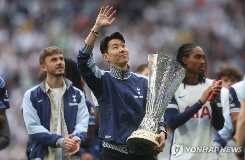 유로파 리그 우승 트로피를 든 손흥민 (출처=연합뉴스)