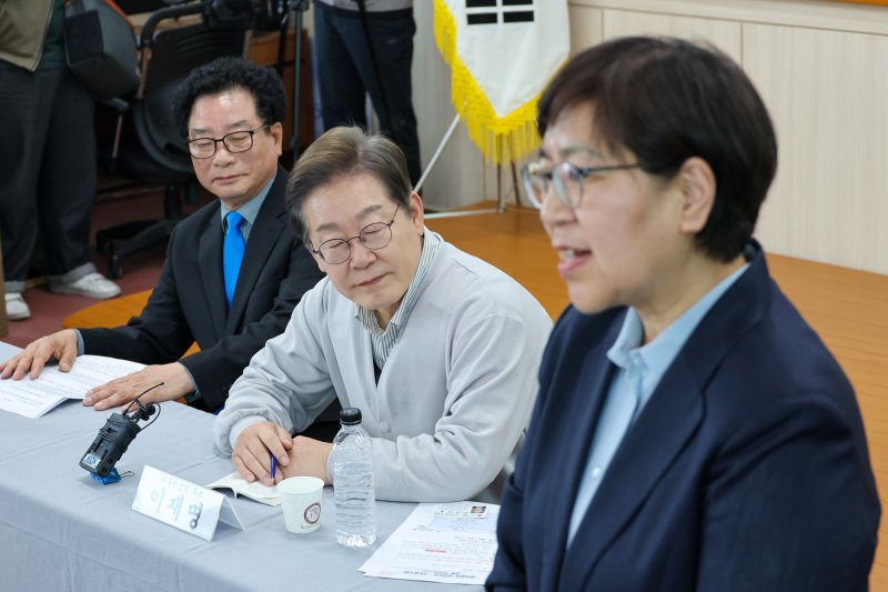 이재명 대통령이 토토 사이트 바카라 전 질병관리청장의 말을 듣고 있다. 2025.5.7/토토 사이트 바카라1 ⓒ News1 안은나 기자