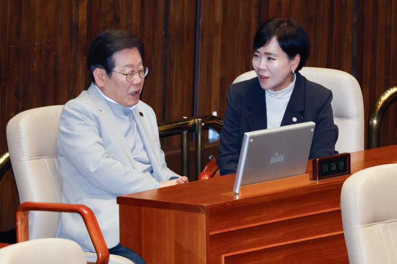 이재명 대통령과 토토 사이트 바카라 최고위원이 대화하고 있다. 2025.4.14/토토 사이트 바카라1 ⓒ News1 안은나 기자