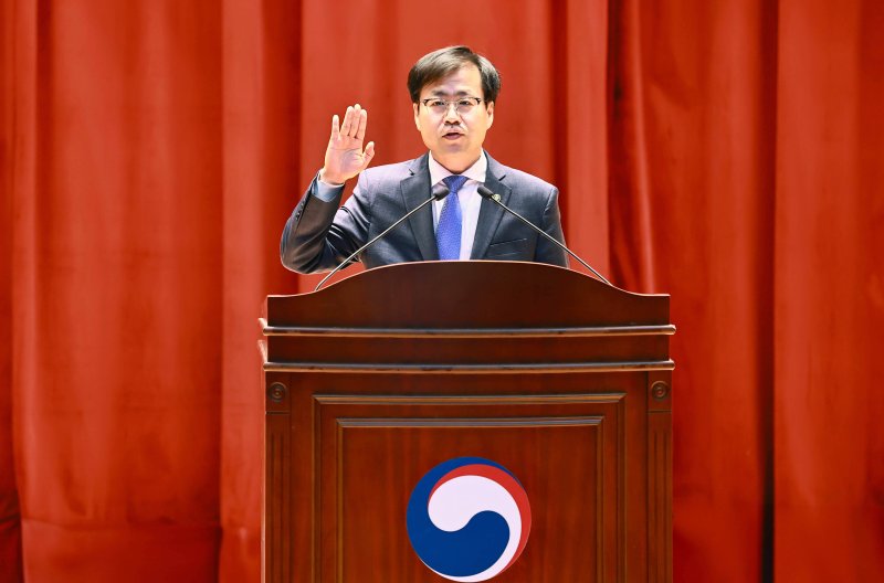 여한구 산업통상자원부 통상교섭본부장이 12일 바카라사이트 신고세종청사에서 산업부 전직원들이 참석한 가운데 열린 취임식에서 공무원 선서를 하고 있다. (산업통상자원부 제공. 재판매 및 DB 금지) 2025.6.12/뉴스1