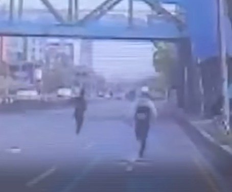 A 씨를 추격하는 수원서부스피드 바카라 사이트서 경비교통과 소속 조여훈 경사(34). (경기남부스피드 바카라 사이트청 제공. 재판매 및 DB 금지) 2025.6.13/스피드 바카라 사이트1