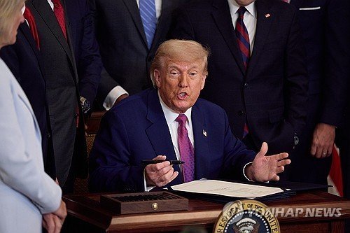 법안에 서명하는 도널드 트럼프 미국 대통령 (출처=연합뉴스)