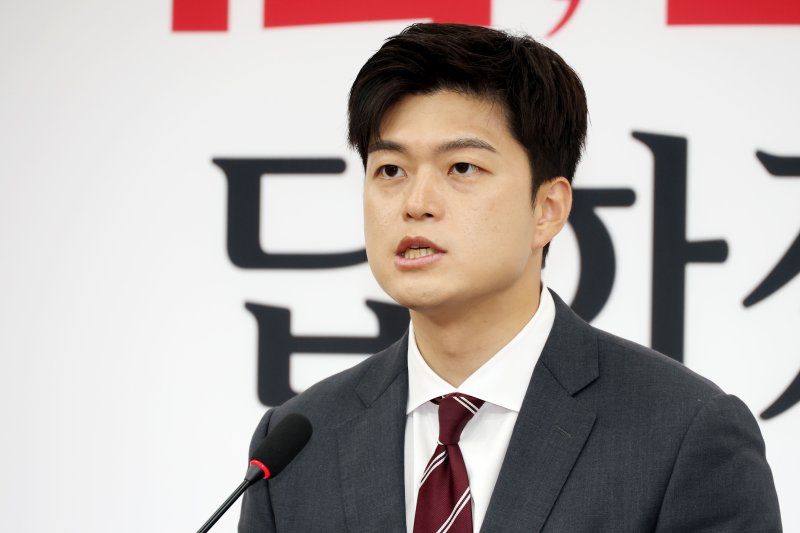 김용태 국민의힘 비상대책위원장이 12일 오전 서울 여의도 국회에서 '검찰해체 4법'과 관련해 입장을 발표하는 기자회견을 하고 있다. 지난 11일 더불어민주당은 검찰청 폐지와 권한 분리를 골자로 한 4개 법안을 발의했다. 2025.6.12/뉴스1 ⓒ News1 이광호 기자