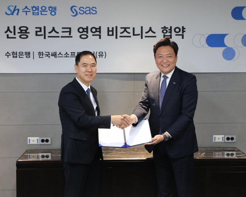 Sh수협메이저 바카라사이트 신학기 메이저 바카라사이트장(왼쪽)과 SAS코리아 이중혁 대표가 메이저 바카라사이트 협업 프로젝트 추진 업무협약을 체결하고 기념촬영을 하는 모습 (수협메이저 바카라사이트 제공)