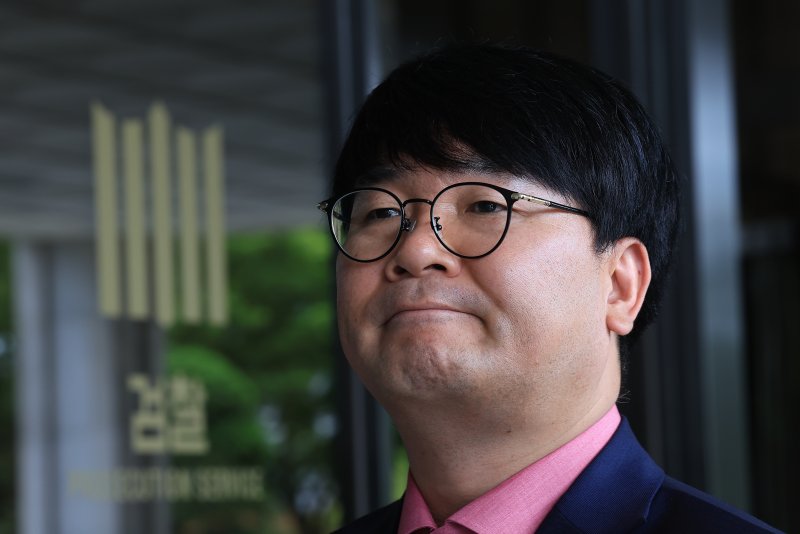 김건희 여사와 제삼자의 대화를 녹음한 혐의를 받는 서울의 소리 이명수 바카라사이트 벳페어가 13일 오전 서울 서초구 서울중앙지검으로 피의자 조사를 받기 위해 도착, 취재진의 질문을 듣고 있다. 2025.6.13/뉴스1 ⓒ News1 박정호 바카라사이트 벳페어