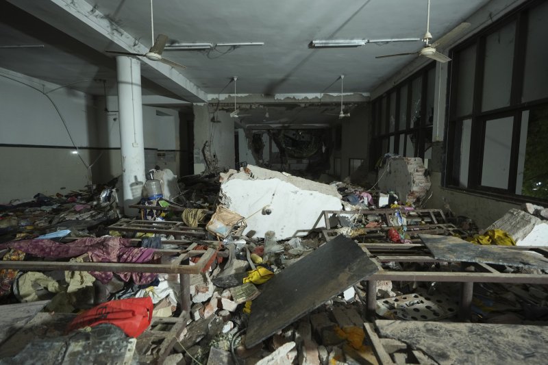 [아마다바드=AP/뉴시스] 12일(현지 시간) 인도 구자라트주 아마다바드에서 여객기가 추락하며 기체 꼬리 부분이 충돌한 건물 꼭대기 내부가 파손돼 있다. 이날 오후 아마다바드 공항에서 이륙한 영국행 에어인디아 AI171편 여객기가 추락해 탑승자 242명 가운데 1명을 제외한 전원이 숨졌으며, 추락 현장의 학생 등 약 50명도 사망한 것으로 전해졌다. 2025.06.13.