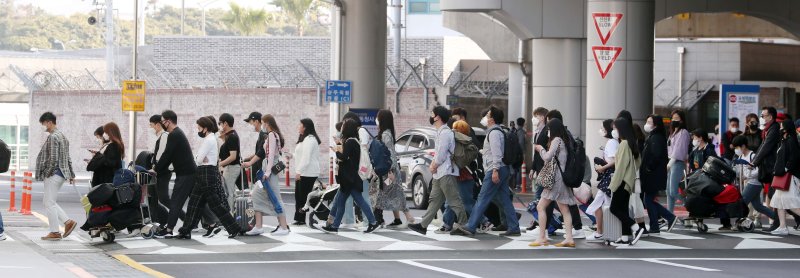 스피드 바카라 사이트에서 제주에 입도한 관광객들이 횡단보도를 건너고 있다. /뉴스1 ⓒ News1 오현지 기자