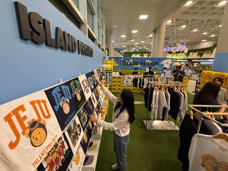 지난 12일 스피드 바카라 사이트국제공항에 열린 '제주국제공항 여객청사 및 상업시설 소개 행사'에서 제주 감귤, 해녀 등을 활용한 의류를 판매하는 '아일랜드 팩토리' 팝업 매장을 선보이고 있다. 2025.6.13/뉴스1