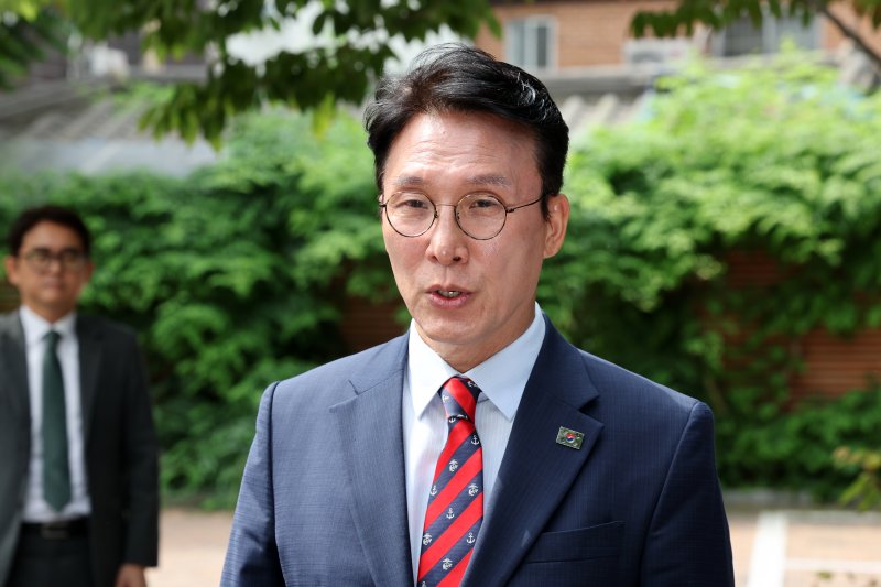 [서울=메이저 바카라사이트 주사위] 배훈식 기자 = 김민석 국무총리 후보자가 13일 오전 서울 종로구 금융감독원 연수원에 마련된 인사메이저 바카라사이트 주사위 준비사무실로 출근하며 취재진의 질문에 답하고 있다. 2025.06.13. dahora83@newsis.com