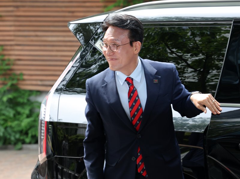 [서울=메이저 바카라사이트 주사위] 배훈식 기자 = 김민석 국무총리 후보자가 13일 오전 서울 종로구 금융감독원 연수원에 마련된 인사메이저 바카라사이트 주사위 준비사무실로 출근하고 있다. 2025.06.13. dahora83@newsis.com