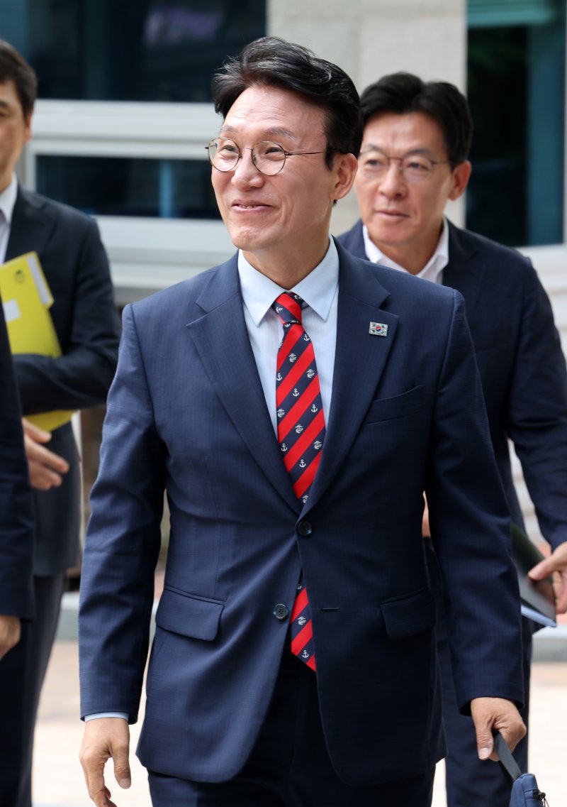 [서울=메이저 바카라사이트 주사위] 배훈식 기자 = 김민석 국무총리 후보자가 13일 오전 서울 종로구 금융감독원 연수원에 마련된 인사메이저 바카라사이트 주사위 준비사무실로 출근하고 있다. 2025.06.13. dahora83@newsis.com