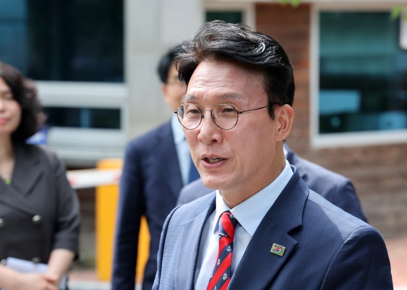 [서울=메이저 바카라사이트 주사위] 배훈식 기자 = 김민석 국무총리 후보자가 13일 오전 서울 종로구 금융감독원 연수원에 마련된 인사메이저 바카라사이트 주사위 준비사무실로 출근하며 취재진의 질문에 답하고 있다. 2025.06.13. dahora83@newsis.com