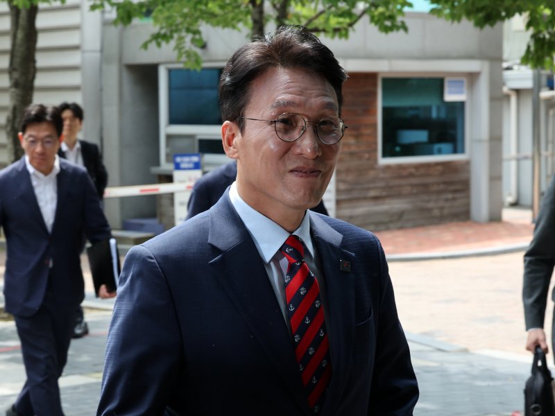 [서울=메이저 바카라사이트 주사위] 배훈식 기자 = 김민석 국무총리 후보자가 13일 오전 서울 종로구 금융감독원 연수원에 마련된 인사메이저 바카라사이트 주사위 준비사무실로 출근하고 있다. 2025.06.13. dahora83@newsis.com