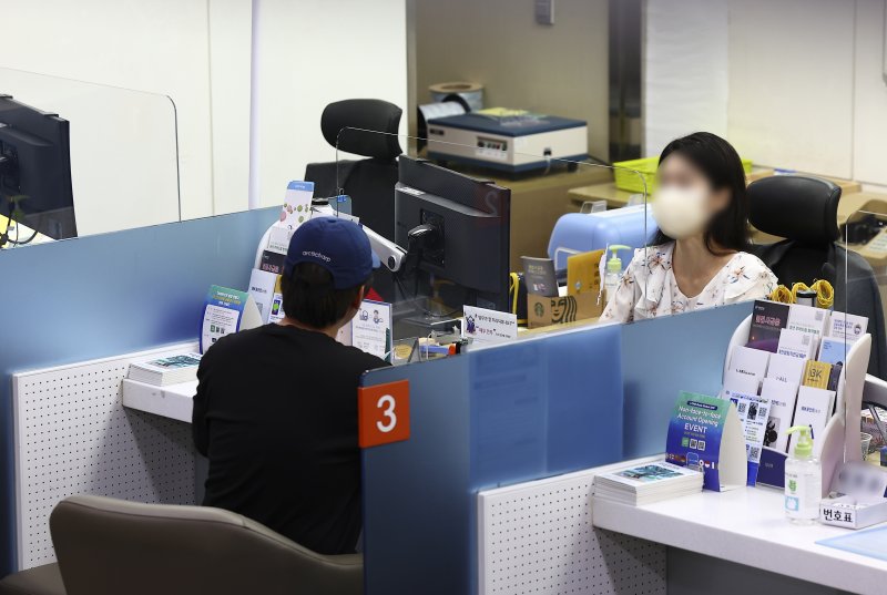 [서울=뉴시스] 김근수 기자 = 3단계 스트레스 총부채원리금상환비율(DSR) 규제 시행을 앞둔 10일 서울 시내의 한 시중은행에서 시민이 가계가상 바카라 상담을 받고 있다. 2025.06.10. ks@newsis.com