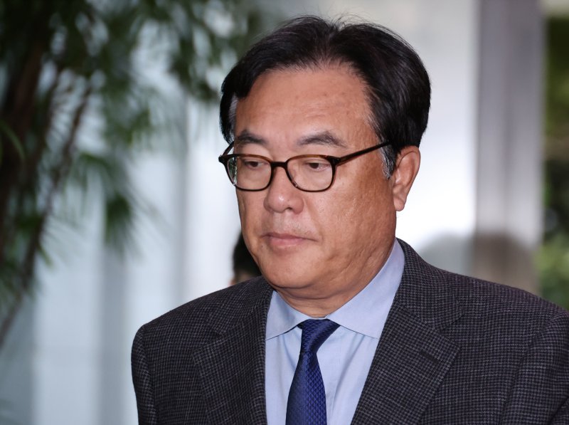 [서울=뉴시스] 김명원 기자 = 정진석 메이저 바카라사이트 비서실장이 지난해 12월 15일 서울 종로구 정부서울청사에서 한덕수 메이저 바카라사이트 권한대행 겸 국무총리를 만난후 나서고 있다. 2024.12.15. kmx1105@newsis.com