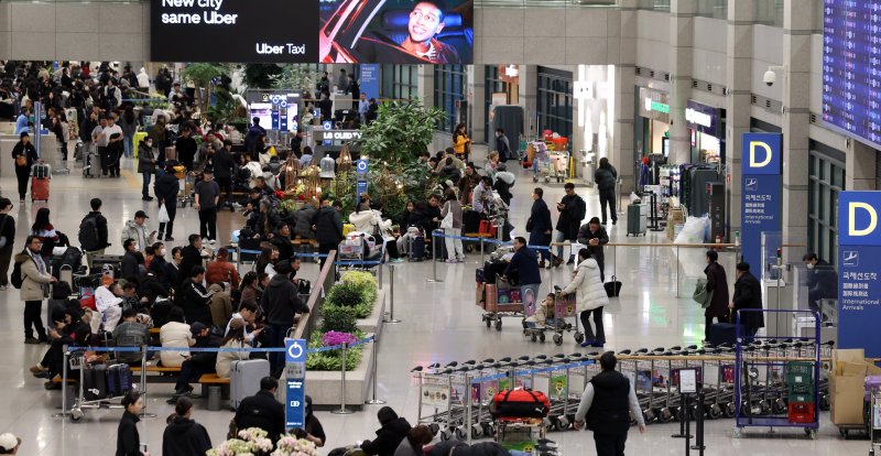 [인천공항=뉴시스] 추상철 기자 = 지난 1월31일 오후 인천국제공항 제1터미널 입국장이 설 명절 안전한 바카라사이트 산타카지노 여행을 마치고 귀국한 여행객 등으로 붐비고 있다. 2025.01.31. scchoo@newsis.com